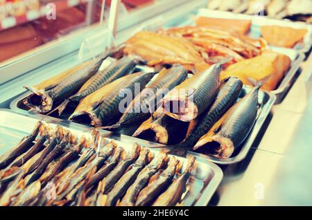 Sgombro curato e altri pesci in supermercato Foto Stock