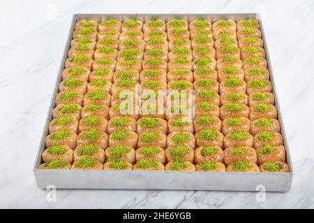 Dessert turco tradizionale chiamato Bulbul Nest , baklava speciale con noce all'interno e polvere di pistacchio su di esso, dessert Sherbet che è nome turco Foto Stock