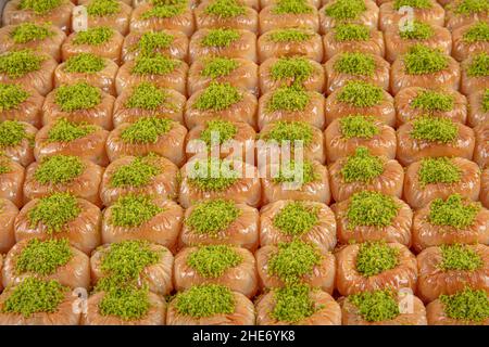 Dessert turco tradizionale chiamato Bulbul Nest , baklava speciale con noce all'interno e polvere di pistacchio su di esso, dessert Sherbet che è nome turco Foto Stock