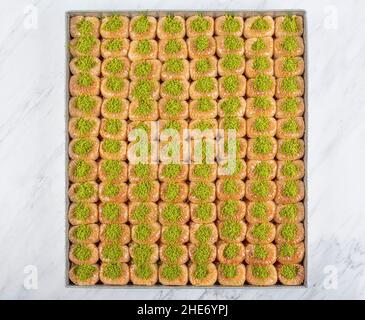 Dessert turco tradizionale chiamato Bulbul Nest , baklava speciale con noce all'interno e polvere di pistacchio su di esso, dessert Sherbet che è nome turco Foto Stock