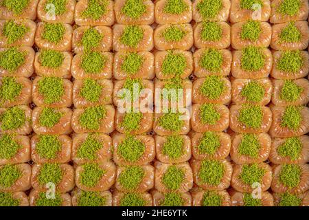 Dessert turco tradizionale chiamato Bulbul Nest , baklava speciale con noce all'interno e polvere di pistacchio su di esso, dessert Sherbet che è nome turco Foto Stock