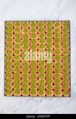 Dessert turco tradizionale chiamato Bulbul Nest , baklava speciale con noce all'interno e polvere di pistacchio su di esso, dessert Sherbet che è nome turco Foto Stock