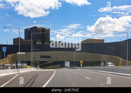 In auto verso l'ingresso del tunnel dell'autostrada M8 a St Peters Foto Stock