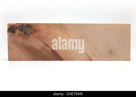 Primo piano di un pezzo rettangolare di legno di pino su sfondo bianco Foto Stock