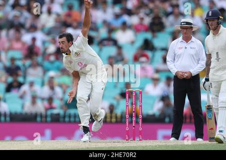 Sydney, Australia. 9th gennaio 2022: Sydney Cricket Ground, Sydney Australia; Ashes International test Cricket, Australia versus Inghilterra, 4th test day 5; Mitchell Starc of Australia corre in Bowl Credit: Action Plus Sports Images/Alamy Live News Foto Stock