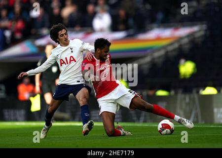 Bryan Gil Salvatierra di Tottenham Hotspur (a sinistra) e Jacob Bedeau di Morcambe combattono per la palla durante la terza partita di Emirates fa Cup al Tottenham Hotspur Stadium, Londra. Data foto: Domenica 9 gennaio 2022. Foto Stock