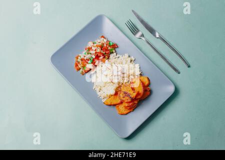 Delizioso cibo minimalista sfondo sudamericano piatto a base di piante patate dolci con cuscus e salsa pivre cilena Foto Stock