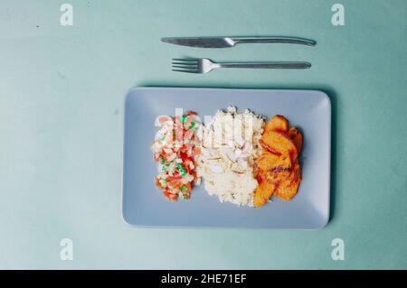 Delizioso cibo minimalista sfondo sudamericano piatto a base di piante patate dolci con cuscus e salsa pivre cilena Foto Stock