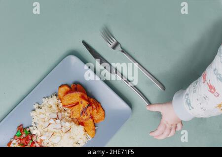 Delizioso cibo minimalista sfondo sudamericano piatto a base di piante patate dolci con cuscus e salsa pivre cilena Foto Stock