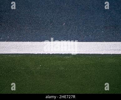 Sfondo astratto di strada asfaltata e erba verde Foto Stock