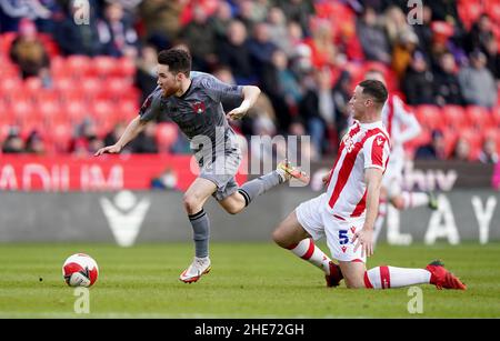 Paul Smyth di Leyton Orient è stato affrontato da James Chester di Stoke City durante la terza partita della Emirates fa Cup al bet365 Stadium di Stoke-on-Trent. Data foto: Domenica 9 gennaio 2022. Foto Stock