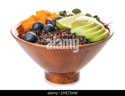 Ciotola sana di quinoa con frutta su sfondo bianco Foto Stock