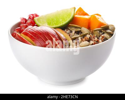 Ciotola sana di quinoa con frutta su sfondo bianco Foto Stock