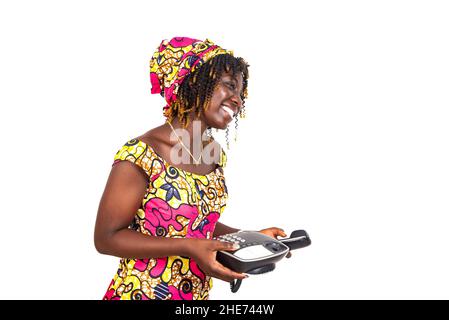 bella giovane donna che indossa il tradizionale lonstraccio che tiene un cellulare sorridente. Foto Stock