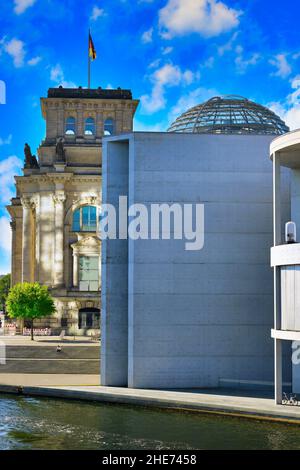 Edificio del Parlamento Paul-Loebe lungo il fiume Spree, distretto governativo di Berlino Mitte, Berlino, Germania Foto Stock