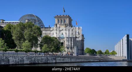 Edificio del Reichstag e Casa Paul Loebe lungo il fiume Sprea, Bundestag tedesco, distretto governativo, Tiergarten, Berlino, Germania Foto Stock