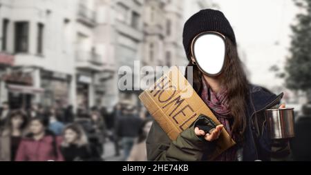 Una donna vagabonda tiene un cartello di cartone con l'iscrizione senza casa e una tazza mendicante in acciaio. Una faccia ritagliata. Il banner di concetto di ogni persona c Foto Stock
