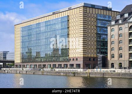 Riflessione su un edificio con finestra di vetro, fiume Sprea, Berlino, Germania