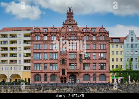 Edificio residenziale lungo il fiume Sprea, Berlino, Germania Foto Stock