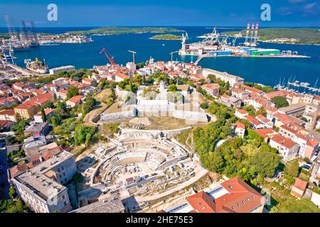 Pula, Istria. Fortezza difensiva e baia di Pola vista aerea, regione Istria della Croazia Foto Stock