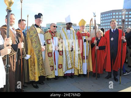 Londra, Regno Unito, gennaio 9th 2022. Il Vescovo della Cattedrale di Southwark si unì al clero e alla congregazione della chiesa di San Magnus Martire in un servizio che benedisse il Tamigi e tutti coloro che usano il grande fiume di Londra. Quest'anno sono stati fortunati ad avere bel tempo di sole. Monica Wells/Alamy Live News Foto Stock