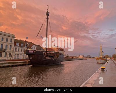 Ueckermünde, Meclemburgo-Pomerania anteriore, Abendstimmung am Hafen mit Pommernkogge Ucra Foto Stock