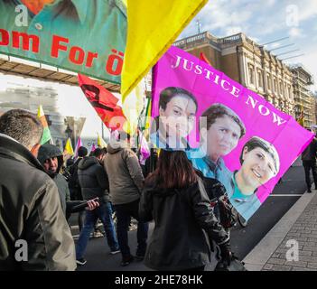 Londra UK 9 gennaio 2022 per memorizzare la triplice uccisione a Parigi, 9 anni fa, di Fidan Dogan, sakine Cansiz e Leyla Saylemez, attivista curdo, presumibilmente a mano dell'Organizzazione nazionale di intelligence della Turchia, I manifestanti hanno marciato a Londra da Trafalgar Square a parliament Square chiedendo giustizia per portare i colpevoli alla giustizia, nessuno è stato accusato degli omicidi .Paul Quezada-Neiman/Alamy Live News Foto Stock