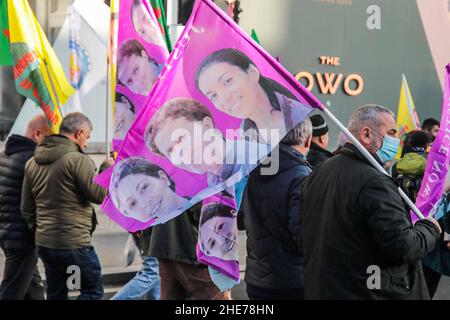 Londra UK 9 gennaio 2022 per memorizzare la triplice uccisione a Parigi, 9 anni fa, di Fidan Dogan, sakine Cansiz e Leyla Saylemez, attivista curdo, presumibilmente a mano dell'Organizzazione nazionale di intelligence della Turchia, I manifestanti hanno marciato a Londra da Trafalgar Square a parliament Square chiedendo giustizia per portare i colpevoli alla giustizia, nessuno è stato accusato degli omicidi .Paul Quezada-Neiman/Alamy Live News Foto Stock