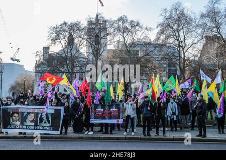 Londra UK 9 gennaio 2022 per memorizzare la triplice uccisione a Parigi, 9 anni fa, di Fidan Dogan, sakine Cansiz e Leyla Saylemez, attivista curdo, presumibilmente a mano dell'Organizzazione nazionale di intelligence della Turchia, I manifestanti hanno marciato a Londra da Trafalgar Square a parliament Square chiedendo giustizia per portare i colpevoli alla giustizia, nessuno è stato accusato degli omicidi .Paul Quezada-Neiman/Alamy Live News Foto Stock