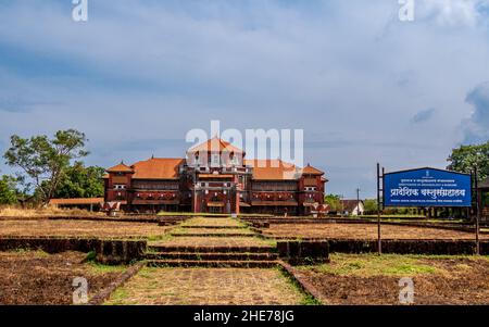 RATNAGIRI, INDIA - 19 novembre 2021 : il palazzo Thibaw, una delle attrazioni turistiche di Ratnagiri, è stato costruito dal governo britannico per mantenere l'ex k Foto Stock