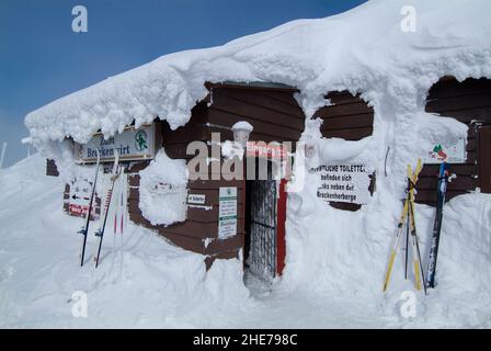 Europa, Deutschland, Sachsen-Anhalt, Harz, Brocken im Winter mit dicker Schneedecke, eingeschneites Ausflugslokal 'Zum Brockenwirt' | Europa, Germania, Foto Stock