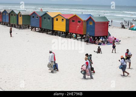 Città del Capo, Sudafrica. 9th Jan 2022. La gente cammina su una spiaggia a Città del Capo, la capitale legislativa del Sud Africa, il 9 gennaio 2022. Credit: LYU Tianran/Xinhua/Alamy Live News Foto Stock