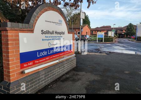 Solihull, Regno Unito. 9 gennaio 2022. Il NHS Nightingale Surge Hub sta prendendo forma nel parcheggio dell'ospedale Solihull a Lode Lane, West Midlands. L'hub, costituito da due enormi tendoni, sarà composto da infermieri e consulenti, insieme a operatori clinici e non clinici e si occuperà di coloro che non sono abbastanza bravi per tornare a casa ma hanno bisogno di una supervisione minima durante la loro guarigione da COVID-19. Incluso Solihull, otto luoghi sono stati scelti in giro per l'Inghilterra per le strutture Covid temporanee. Fig. Per credito: Interrompi stampa Media/Alamy Live News Foto Stock