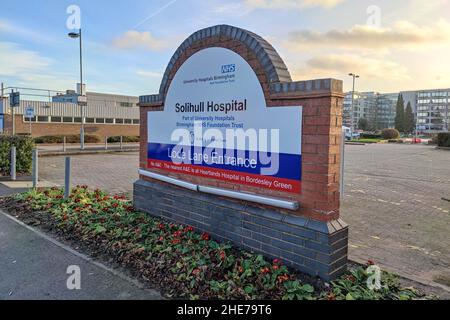 Solihull, Regno Unito. 9 gennaio 2022. Il NHS Nightingale Surge Hub sta prendendo forma nel parcheggio dell'ospedale Solihull a Lode Lane, West Midlands. L'hub, costituito da due enormi tendoni, sarà composto da infermieri e consulenti, insieme a operatori clinici e non clinici e si occuperà di coloro che non sono abbastanza bravi per tornare a casa ma hanno bisogno di una supervisione minima durante la loro guarigione da COVID-19. Incluso Solihull, otto luoghi sono stati scelti in giro per l'Inghilterra per le strutture Covid temporanee. Fig. Per credito: Interrompi stampa Media/Alamy Live News Foto Stock