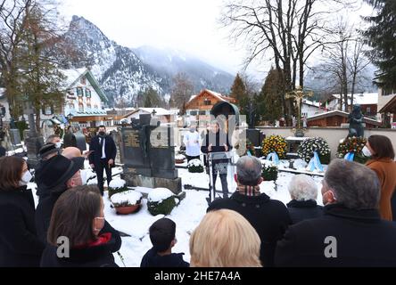 Oberammergau, Germania. 09th Jan 2022. Markus Söder, ministro-presidente bavarese (CSU), parla di fronte alla tomba dell'ex ministro-presidente bavarese Max Streibl in occasione di un evento commemorativo che segna il 90th° anniversario della sua nascita nel cimitero locale. Credit: Karl-Josef Hildenbrand/dpa/Alamy Live News Foto Stock