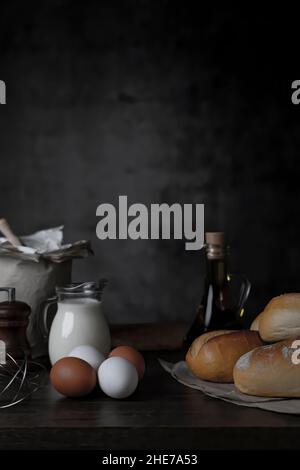 Pane e olio d'oliva con latte e uova con fondo scuro Foto Stock