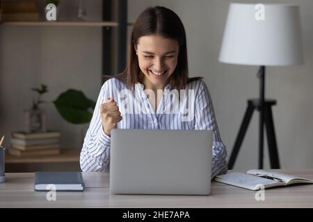 Dipendente d'ufficio entusiasta sorpreso dal successo, raggiungere Foto Stock