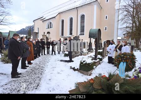 Oberammergau, Germania. 09th Jan 2022. Markus Söder, ministro-presidente bavarese (CSU), parla di fronte alla tomba dell'ex ministro-presidente bavarese Max Streibl in occasione di un evento commemorativo che segna il 90th° anniversario della sua nascita nel cimitero locale. Credit: Karl-Josef Hildenbrand/dpa/Alamy Live News Foto Stock