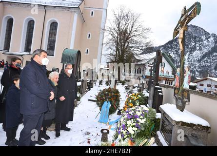 Oberammergau, Germania. 09th Jan 2022. Ilse Aigner, presidente del Parlamento di Stato bavarese (CSU, l-r), Markus Söder, presidente del ministro bavarese (CSU), La vedova di Max Streibl Irmingard Streibl e suo figlio Florian Streibl si trovano di fronte alla tomba di Max Streibl in una cerimonia di commemorazione del 90th° compleanno dell'ex Presidente del Ministro bavarese Max Streibl presso il cimitero locale. Credit: Karl-Josef Hildenbrand/dpa/Alamy Live News Foto Stock