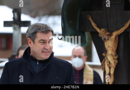 Oberammergau, Germania. 09th Jan 2022. Markus Söder, ministro-presidente bavarese (CSU), parla di fronte alla tomba dell'ex ministro-presidente bavarese Max Streibl in occasione di un evento commemorativo che segna il 90th° anniversario della sua nascita nel cimitero locale. Credit: Karl-Josef Hildenbrand/dpa/Alamy Live News Foto Stock