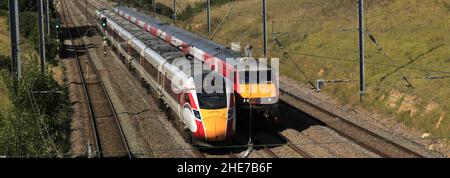 LNER Classe 800 treno Azuma passando 82212 treno DVT, East Coast Main Line Railway, vicino al villaggio di Essendine, contea di Rutland, Inghilterra, Regno Unito Foto Stock