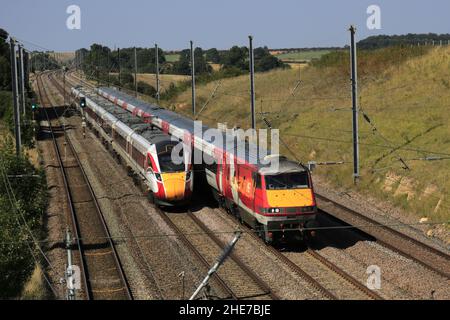 LNER Classe 800 treno Azuma passando 82212 treno DVT, East Coast Main Line Railway, vicino al villaggio di Essendine, contea di Rutland, Inghilterra, Regno Unito Foto Stock