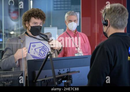 La NASA James Webb Space Telescope Mission Operations Manager Carl Starr, a sinistra, mostra la sua Webb shirt alla NASA James Webb Space Telescope Commissioning Manager John Durning, a destra, mentre si preparano a monitorare i progressi della seconda ala primaria dell'osservatorio che ruota in posizione, sabato 8 gennaio 2022, Presso il James Webb Space Telescope Mission Operations Center della NASA presso lo Space Telescope Science Institute di Baltimora. Webb, un telescopio a infrarossi con uno specchio primario da 21,3 metri (6,5 piedi), è stato ripiegato per il lancio e ha subito un processo di implementazione senza precedenti per dispiegarsi nella spa Foto Stock