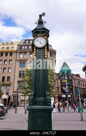 Orologio retro in ghisa verde nel centro della città di Düsseldorf/Germania, soprannominato "Schlanke Mathilde" o Grüne Mathilde" dalla gente del posto. Foto Stock