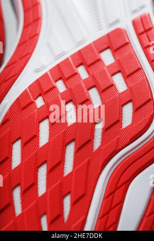 Scarpe da running con suole rosse su sfondo nero. Primo piano, vista dall'alto Foto Stock