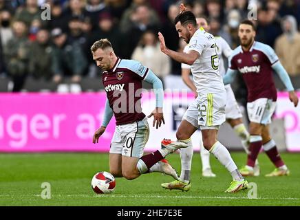 Londra, Regno Unito. 9th Jan 2022. Londra UK 9th gennaio 2022Jarrod Bowen (West Ham) cade a terra dopo una sfida da Jack Harrison (Leeds) durante la partita di round 3rd al London Stadium Stratford, West Ham vs Leeds Emirates fa Cup. Credit: MARTIN DALTON/Alamy Live News Foto Stock