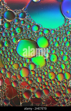 gocce d'olio su una superficie d'acqua, colorato sfondo di aspetto simile a un mosaico Foto Stock