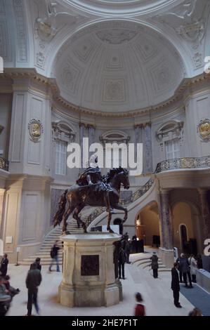 Bode-Museum, Museumsinsel, Berlino - Eingangsbereich unter der Großen Kuppel mit Reiterstandbild Großer Kurfürst | Bode-Museum, Isola dei Musei, Berlino Foto Stock