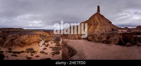 Vista panoramica del paesaggio desertico a Las Bardenas Reales, Spagna, con Castildetierra e fiume in esso. Foto Stock