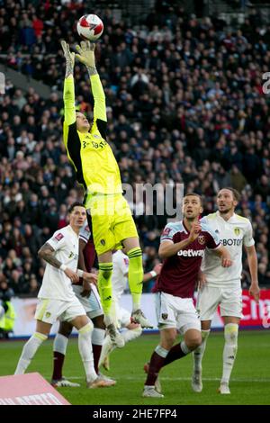 LONDRA, REGNO UNITO. GEN 9th Illan Meslier di Leeds United controlla la palla durante la partita di fa Cup Third Round tra West Ham United e Leeds United al London Stadium di Stratford domenica 9th gennaio 2022. (Credit: Federico Maranesi | MI News) Credit: MI News & Sport /Alamy Live News Foto Stock